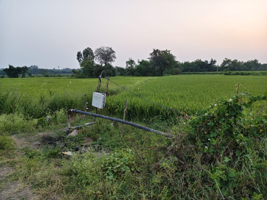 సంగారెడ్డి జిల్లాలో డాంబర్ రోడ్డు బిట్ వ్యవసాయ భూమి